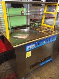 Singola macchina rotolata fritta del gelato con 6 pc che completano contenitore